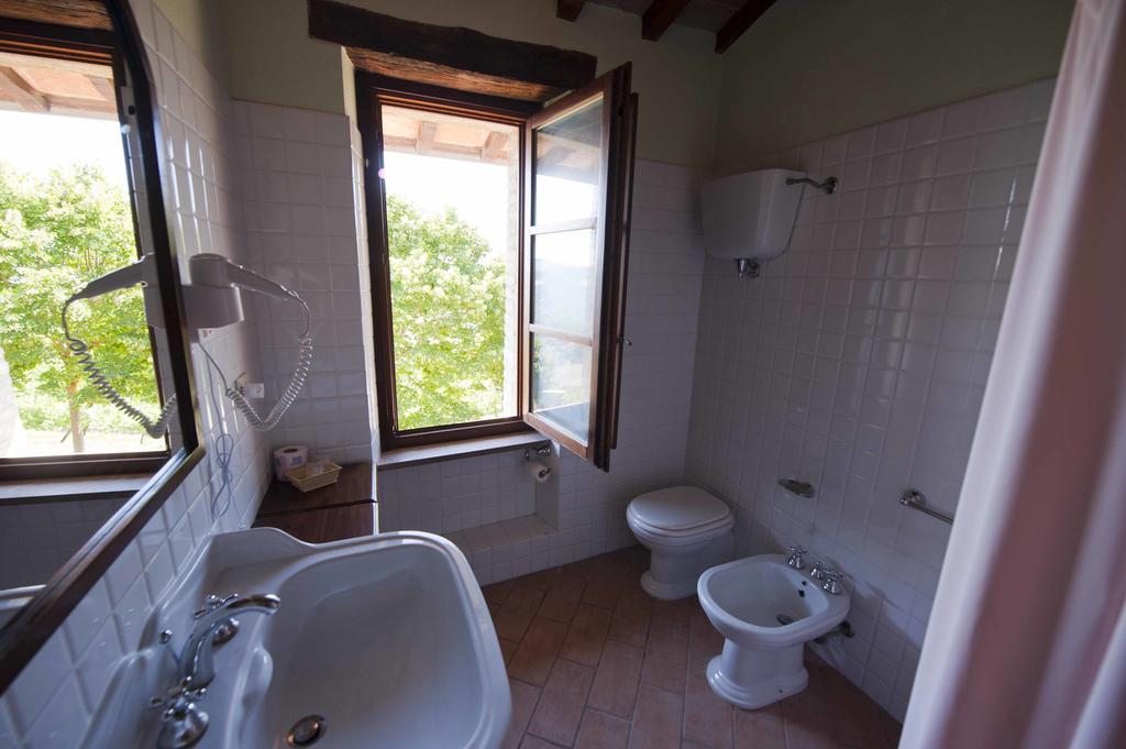 Agriturismo Tenuta Di Biscina Phòng bức ảnh